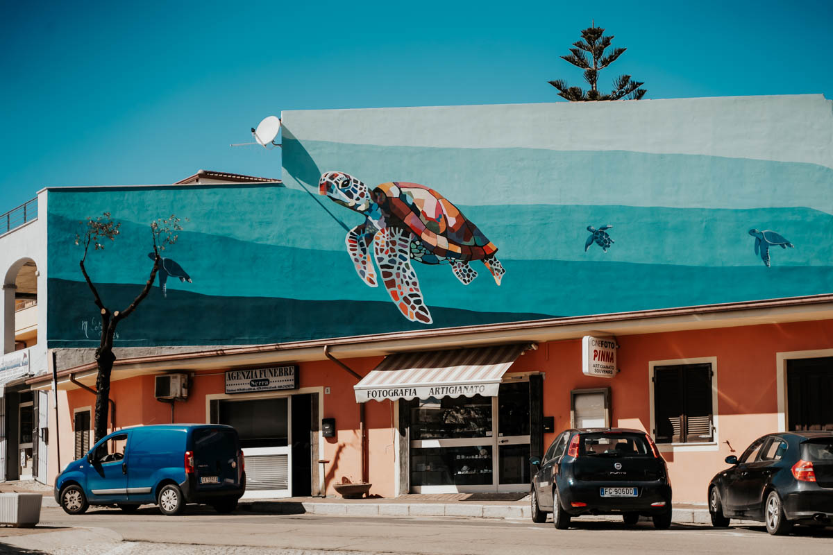 Murales di Badesi: arte di comunità e folklore sardo